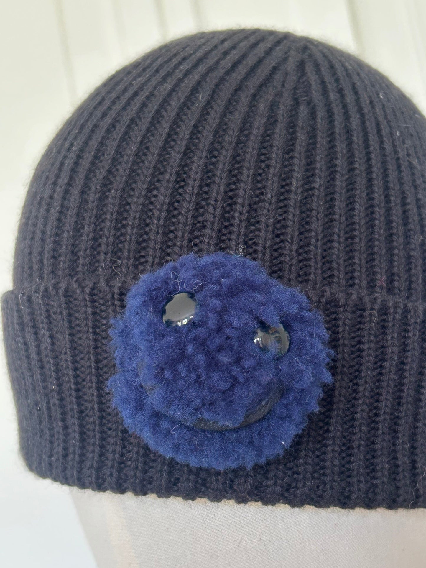 Bonnet noir à fines cotes tricoté en France 100% merinos