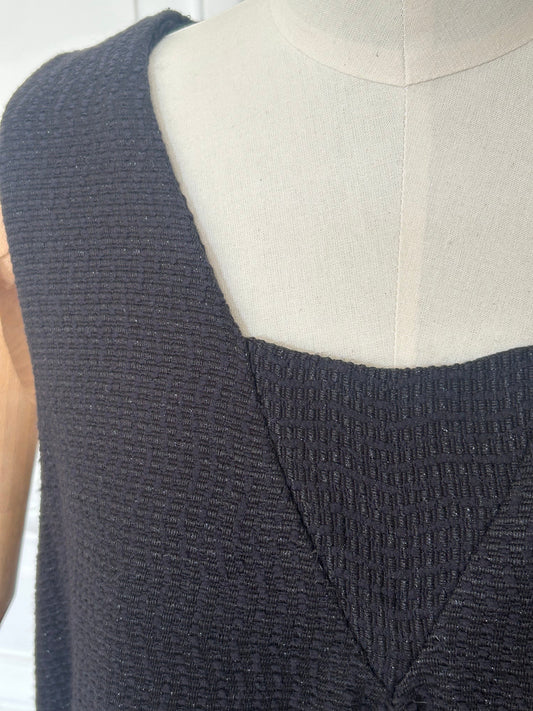 Robe en V en très tweed noir tissé et fabriquée en France