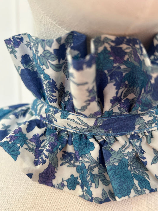 Petit col en Liberty fleuri bleu