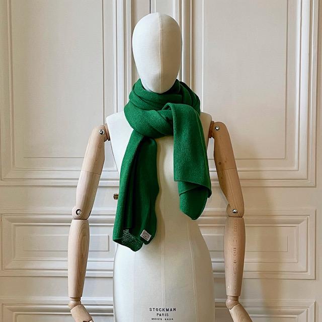Echarpe vert sapin tricotée en France 200x60 cm 100% cachemire maille mousseuse