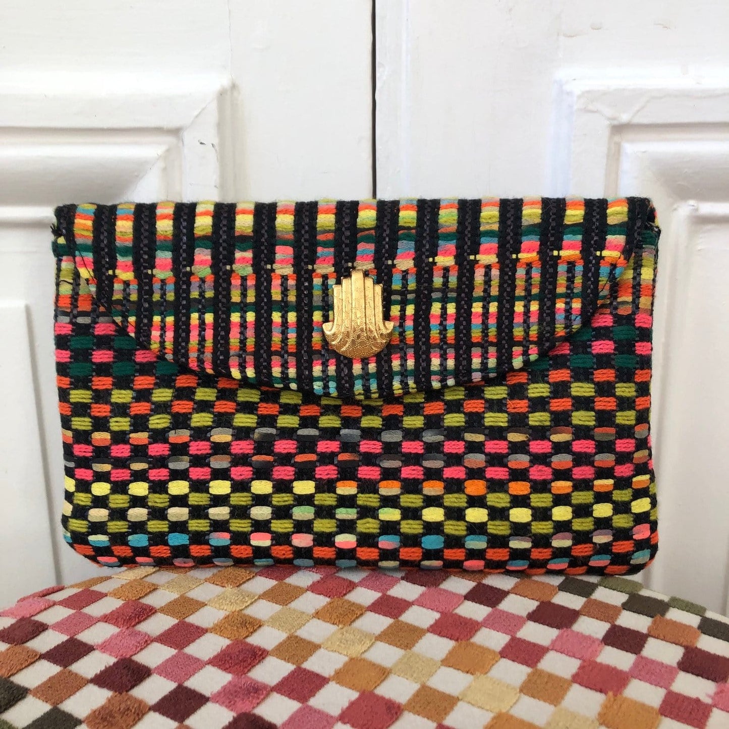 Pochette Louise en tweed rose, jaune, turquoise, orange, vert et noir tissé et fabriquée en France