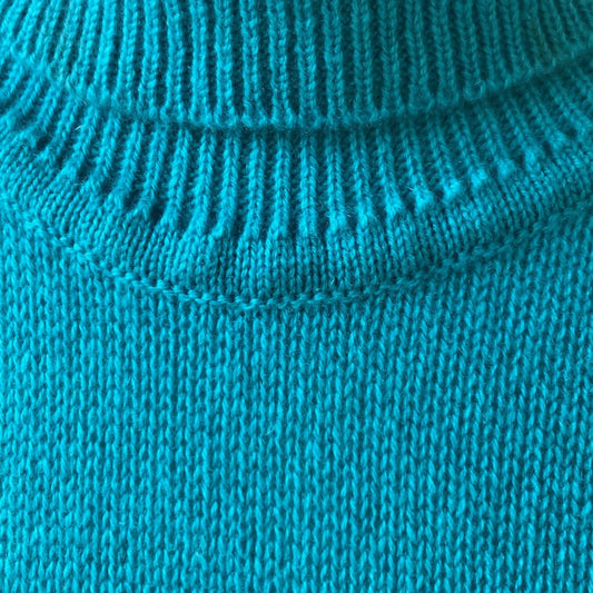 Robe pull col roulé longueur genoux coloris turquoise tricotée en France 100% cachemire