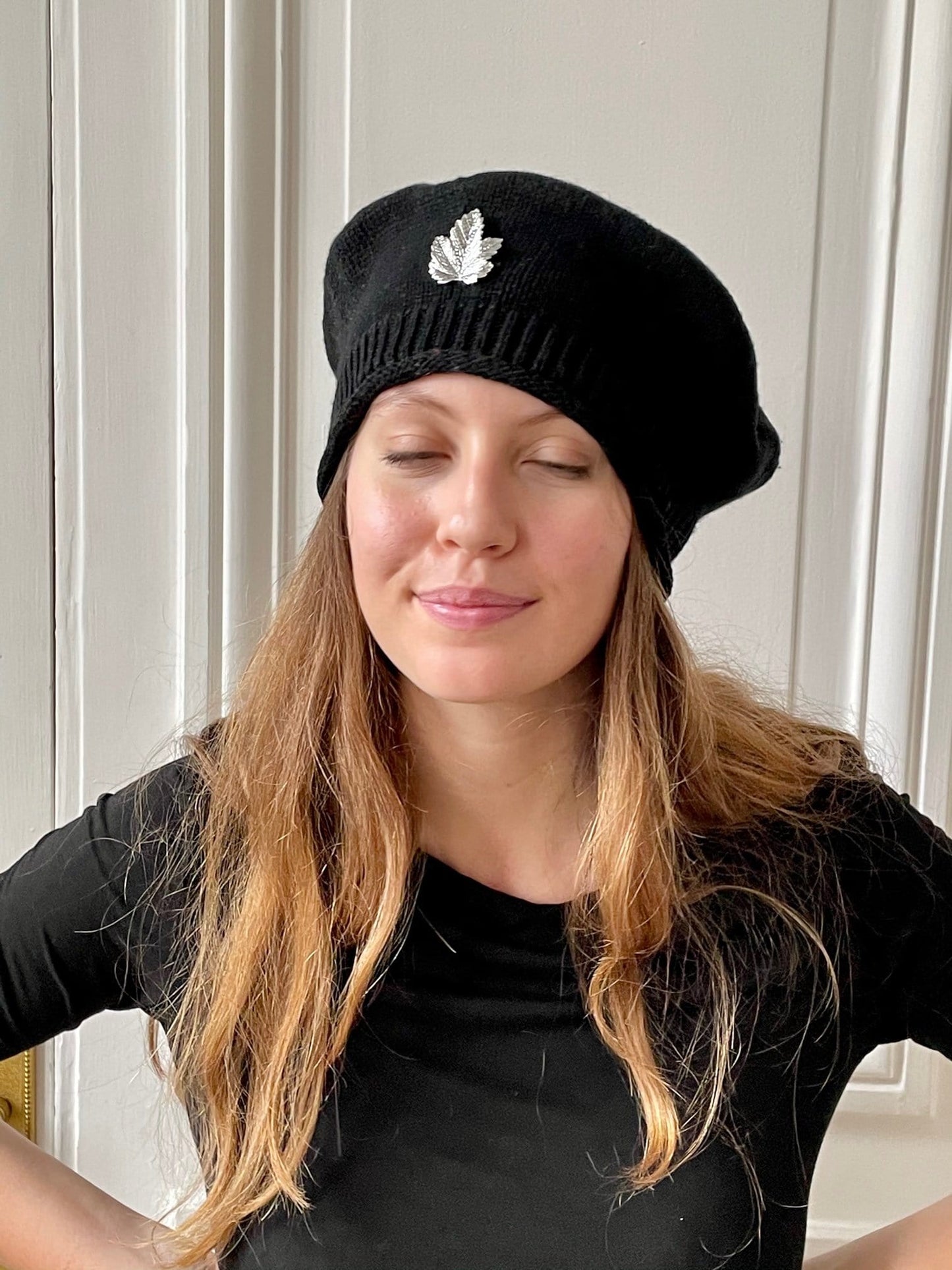 Béret bonnet noir tricoté en France 100% cachemire avec broche feuille argentée