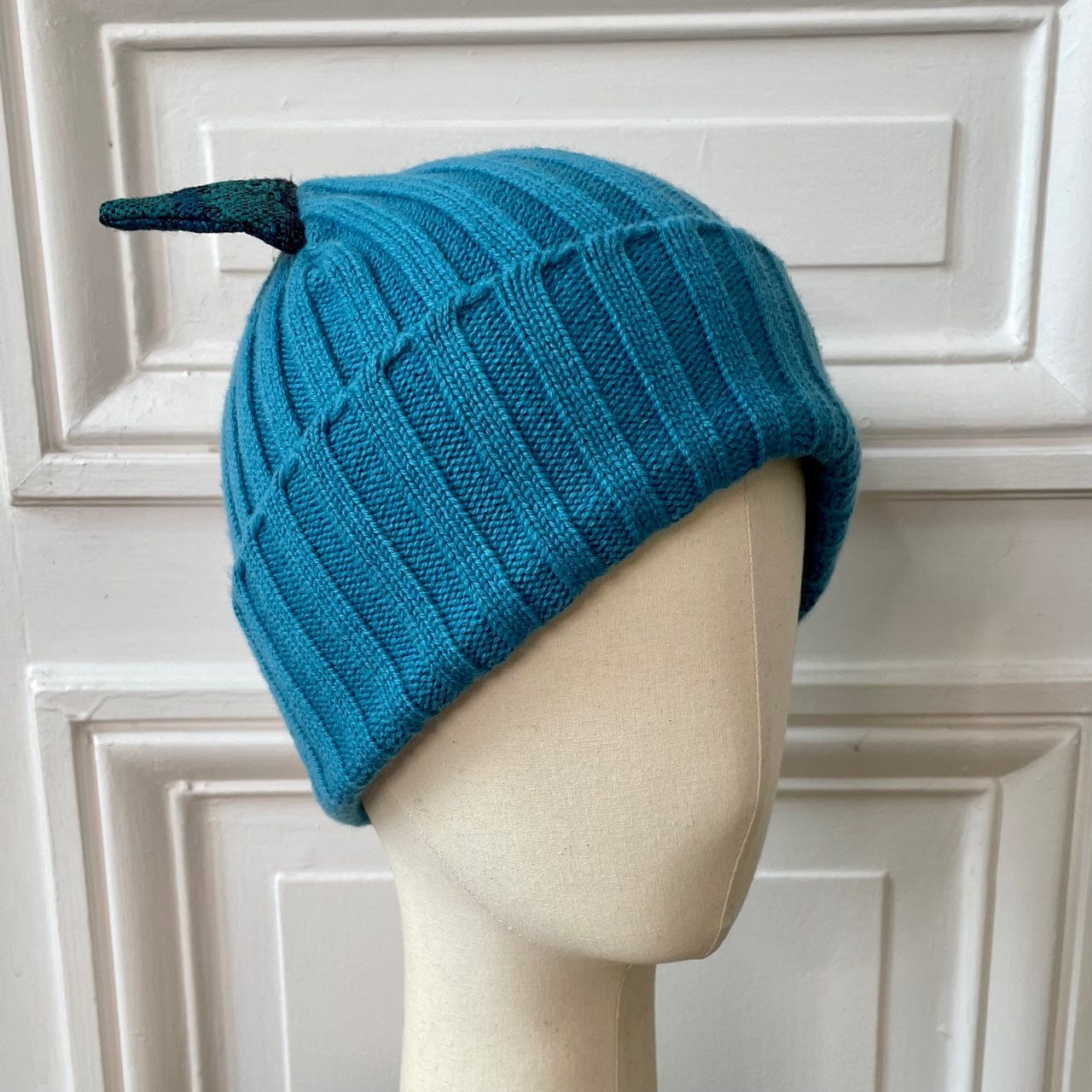 Bonnet marin à côtes bleu avec oreilles en tweed tricoté en France 100% cachemire