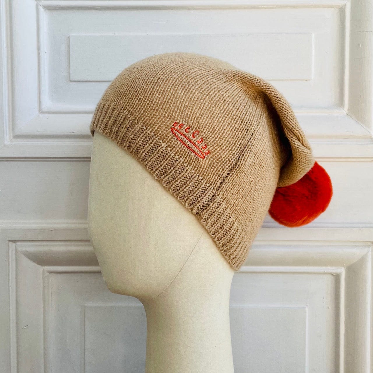 Bonnet de lutin beige avec pompon en fourrure tricoté en France 100% cachemire maille mousseuse
