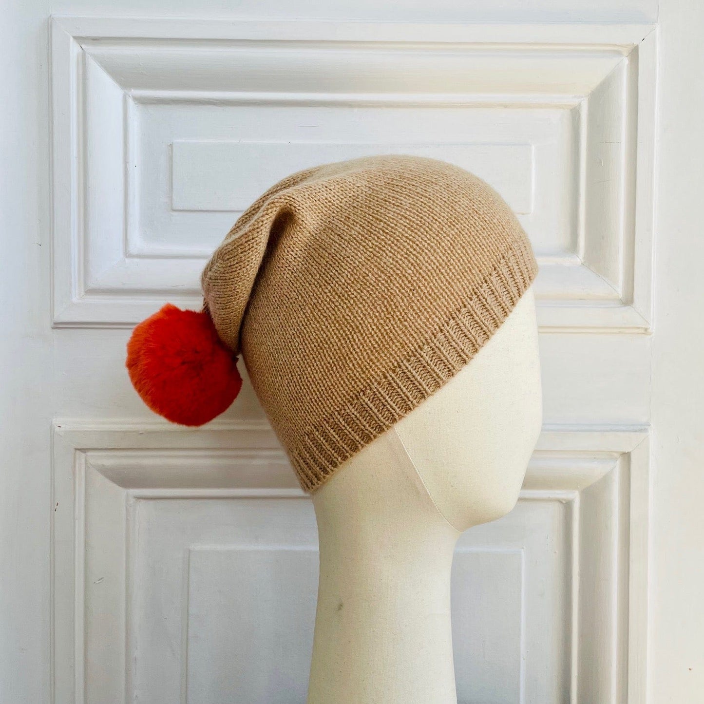 Bonnet de lutin beige avec pompon en fourrure tricoté en France 100% cachemire maille mousseuse