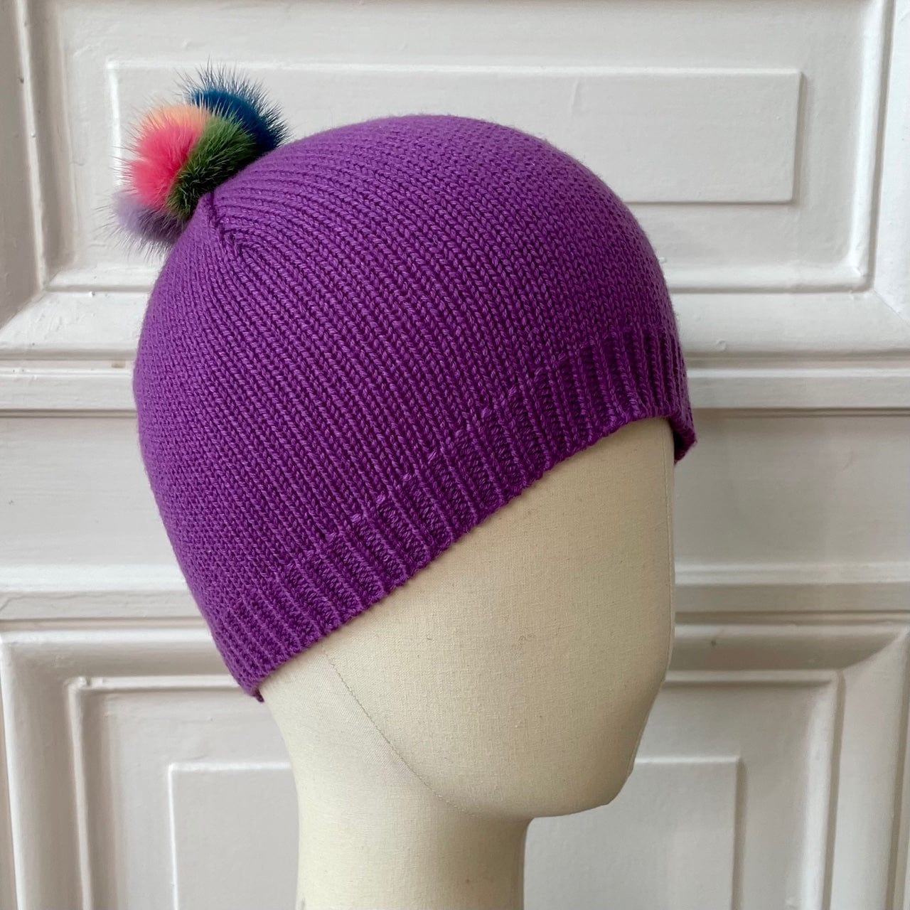 Bonnet lilas avec pompon arc-en-ciel tricoté en France avec pompon en fourrure arc-en-ciel