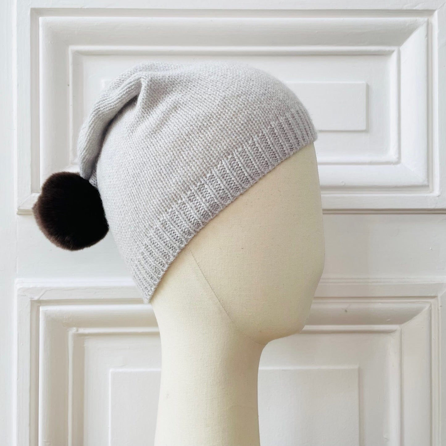 Bonnet de lutin gris pâle avec pompon en fourrure marron tricoté en France 100% cachemire maille mousseuse
