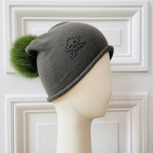 Bonnet de surfer vert armée avec pompon en fourrure tricoté en France 100% cachemire maille serrée