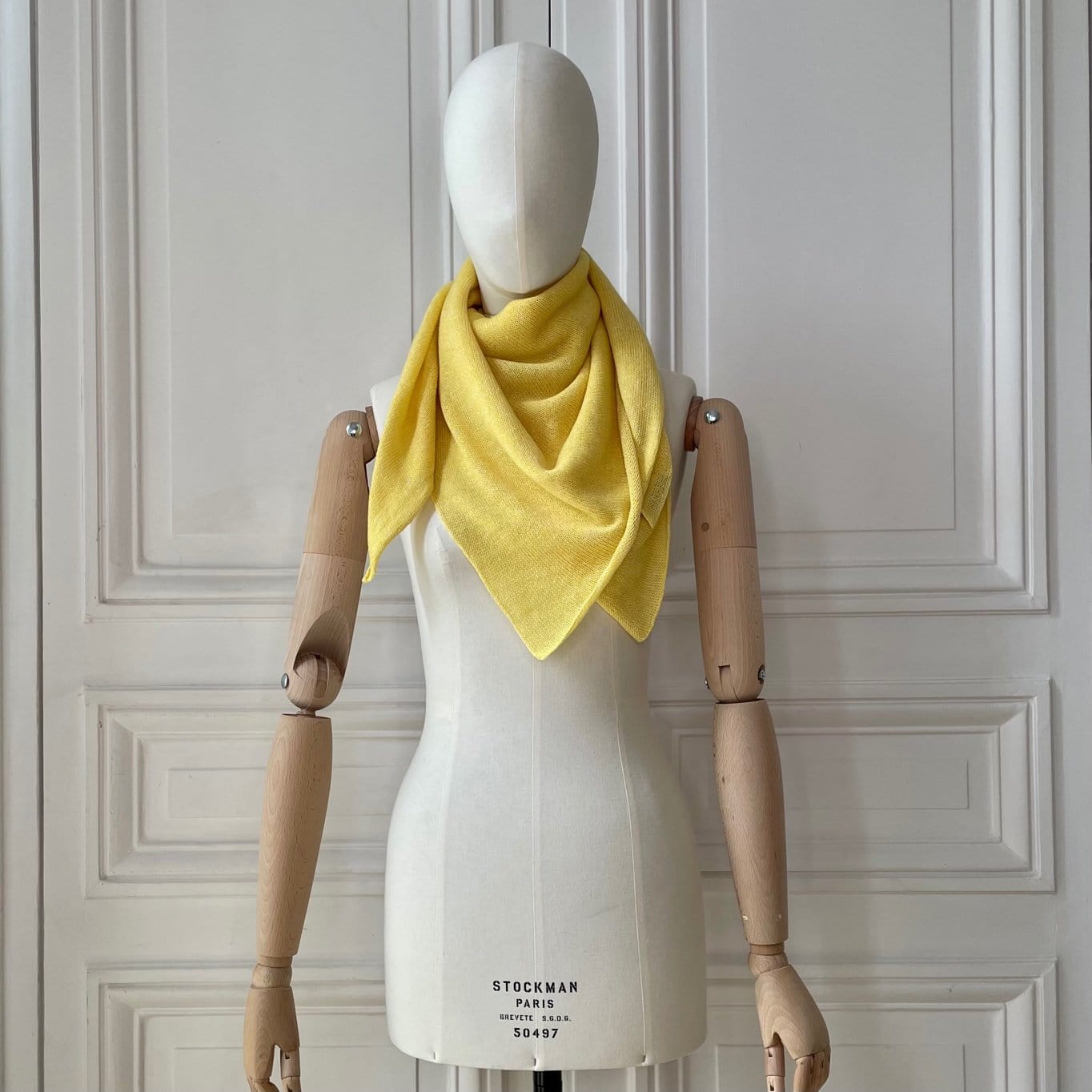 Carré jaune soleil tricoté en France 58% cachemire 42% lin