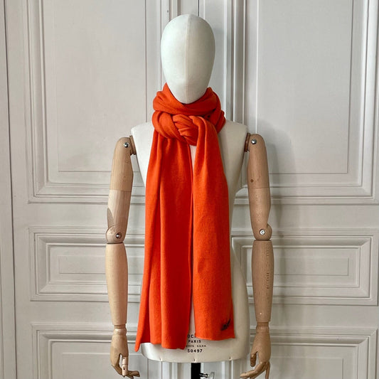 Echarpe orange tricotée en France 250x60 cm 100% cachemire maille serrée avec broche feuille de vigne