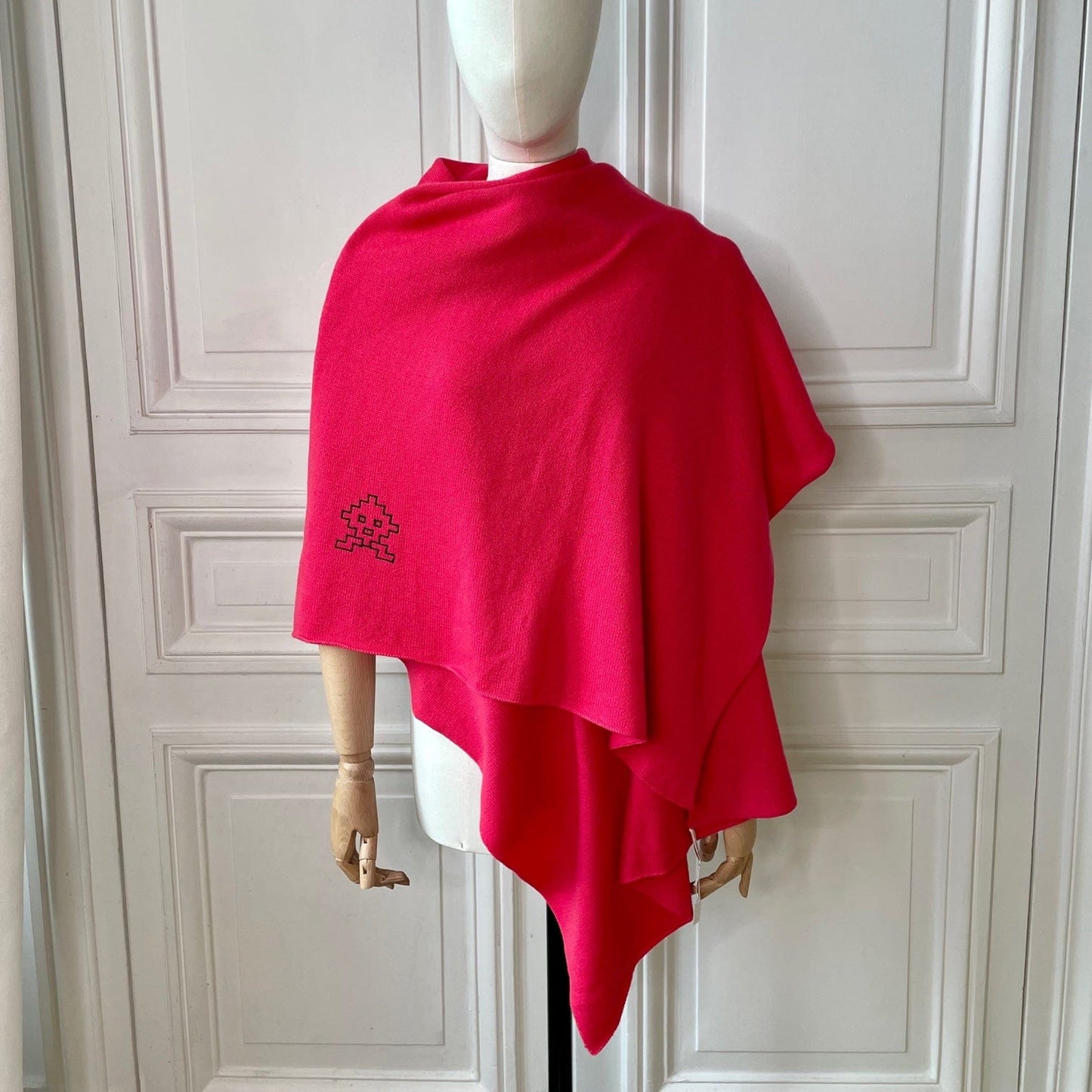 Etole rose fuschia tricotée en France avec broderie noire space invader 200x60 cm 100% cachemire maille serrée
