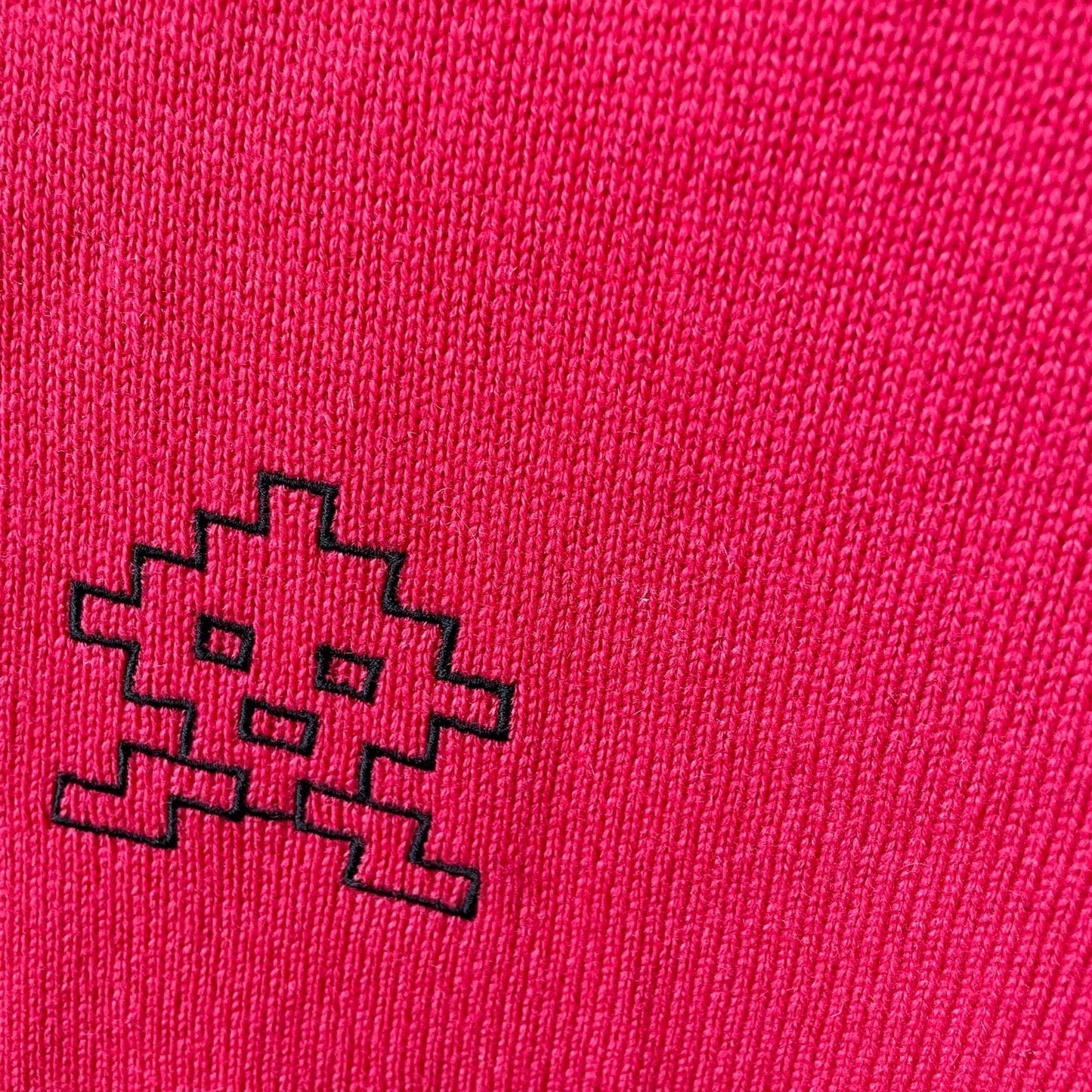 Etole rose fuschia tricotée en France avec broderie noire space invader 200x60 cm 100% cachemire maille serrée
