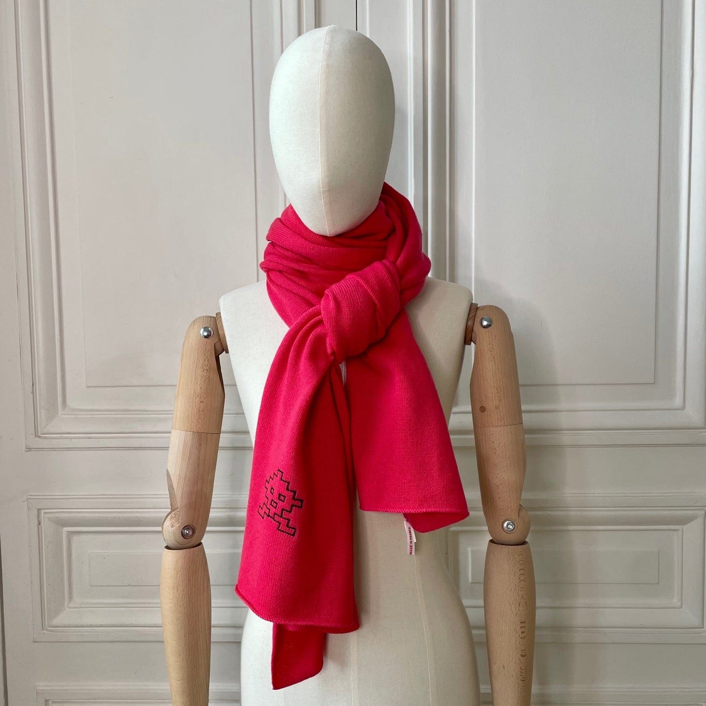 Etole rose fuschia tricotée en France avec broderie noire space invader 200x60 cm 100% cachemire maille serrée