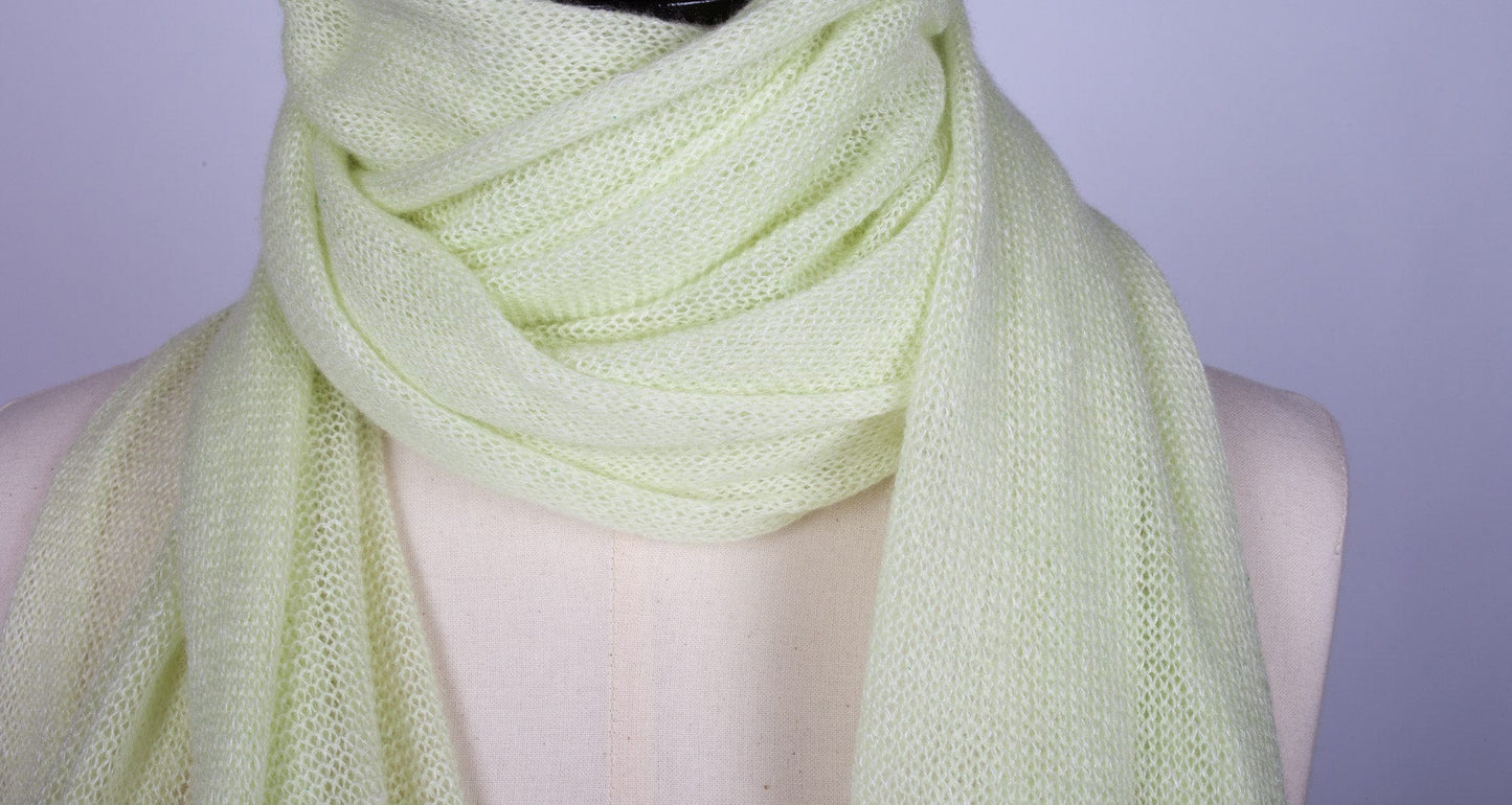 Etole à bords frangés jaune pâle tricotée en France 58% cachemire 42% lin 250x60 cm
