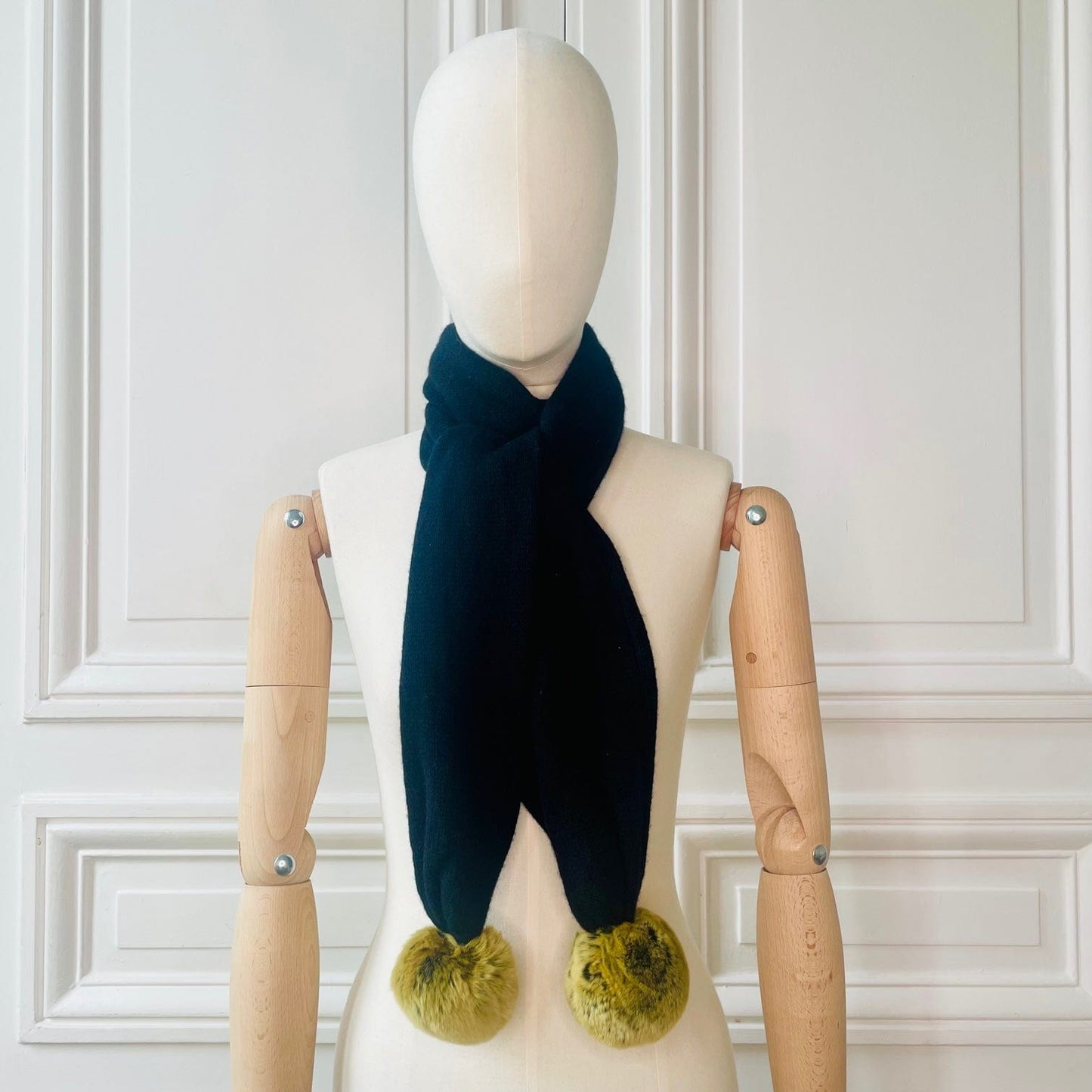 Écharpe noire avec pompons en fourrure moutardes tricotée en France 100% cachemire maille mousseuse