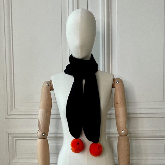 Echarpe noire à pompons canaris oranges en fourrure tricotée en France 100% cachemire maille mousseuse