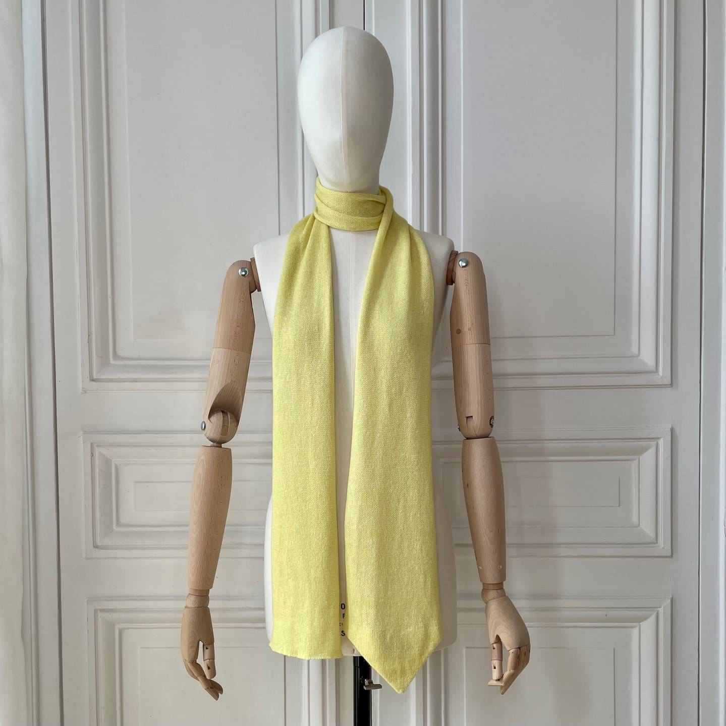 Echarpe à bout cravate jaune soleil tricotée en France 58% cachemire 42% lin