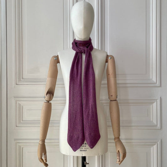 Echarpe violette à bouts cravate avec broderie Kiss tricotée en France 58% cachemire 42% lin