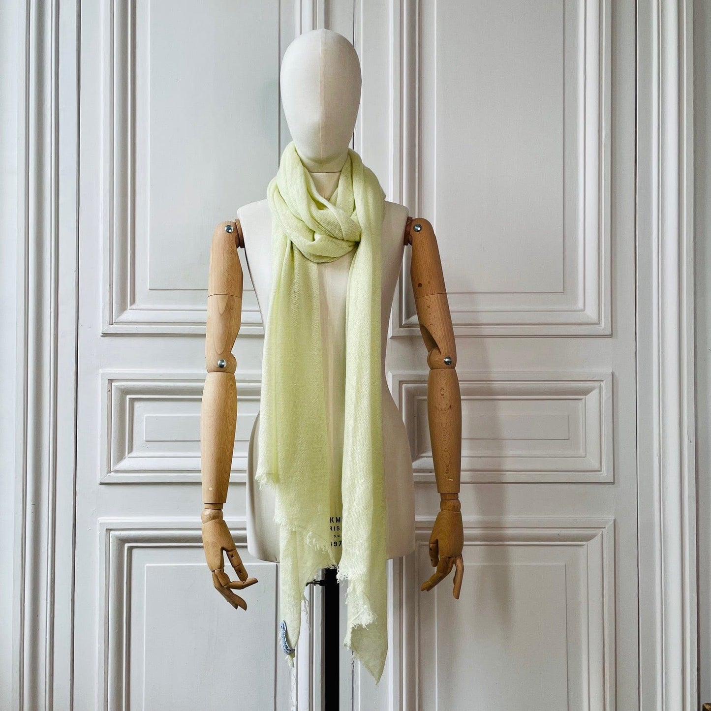 Etole à bords frangés jaune pâle tricotée en France 58% cachemire 42% lin 250x60 cm