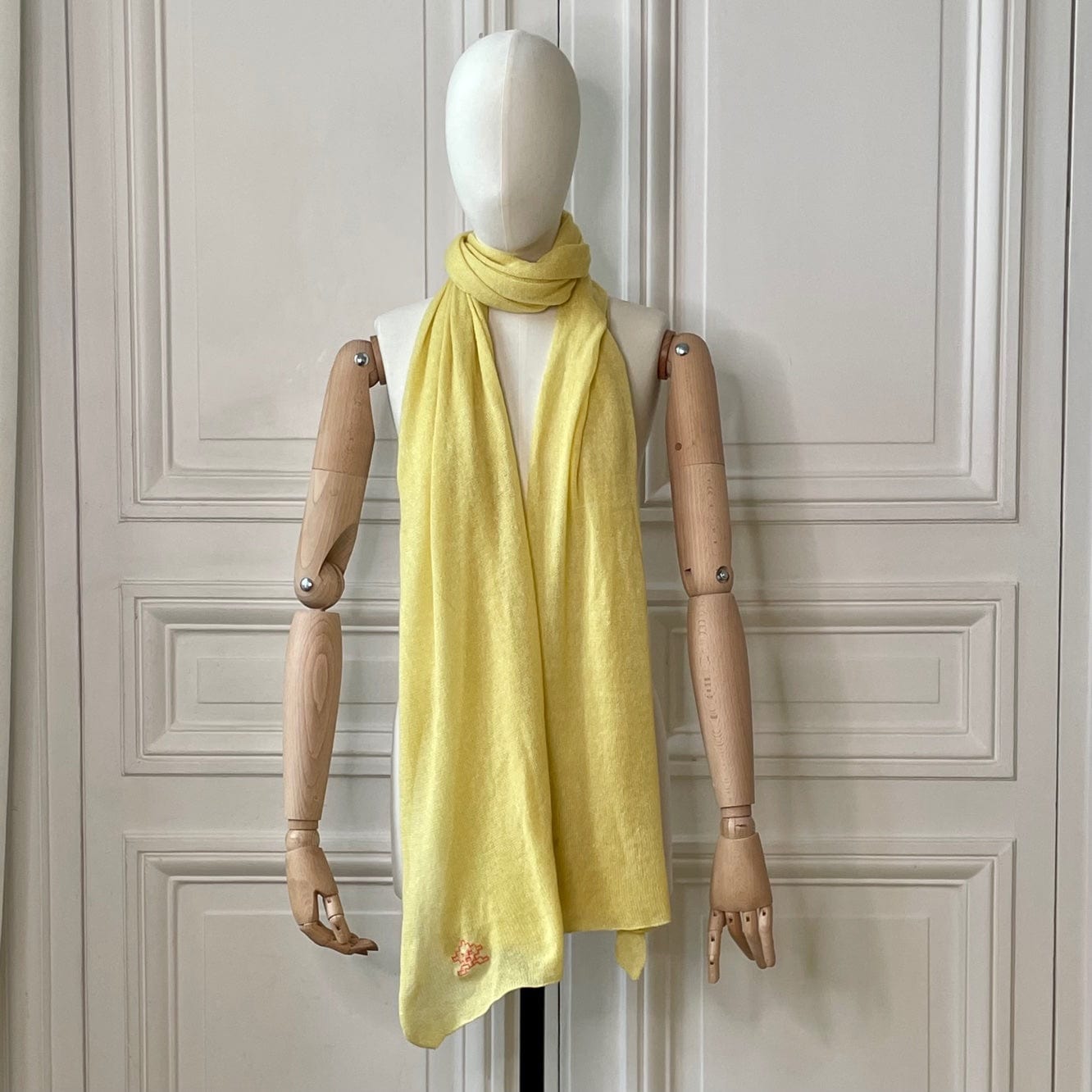 Etole jaune citron avec broderie space invader corail tricotée en France 58% cachemire 42% lin 200x60 cm