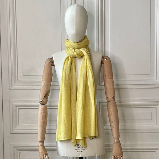 Etole jaune citron avec broderie space invader corail tricotée en France 58% cachemire 42% lin 200x60 cm