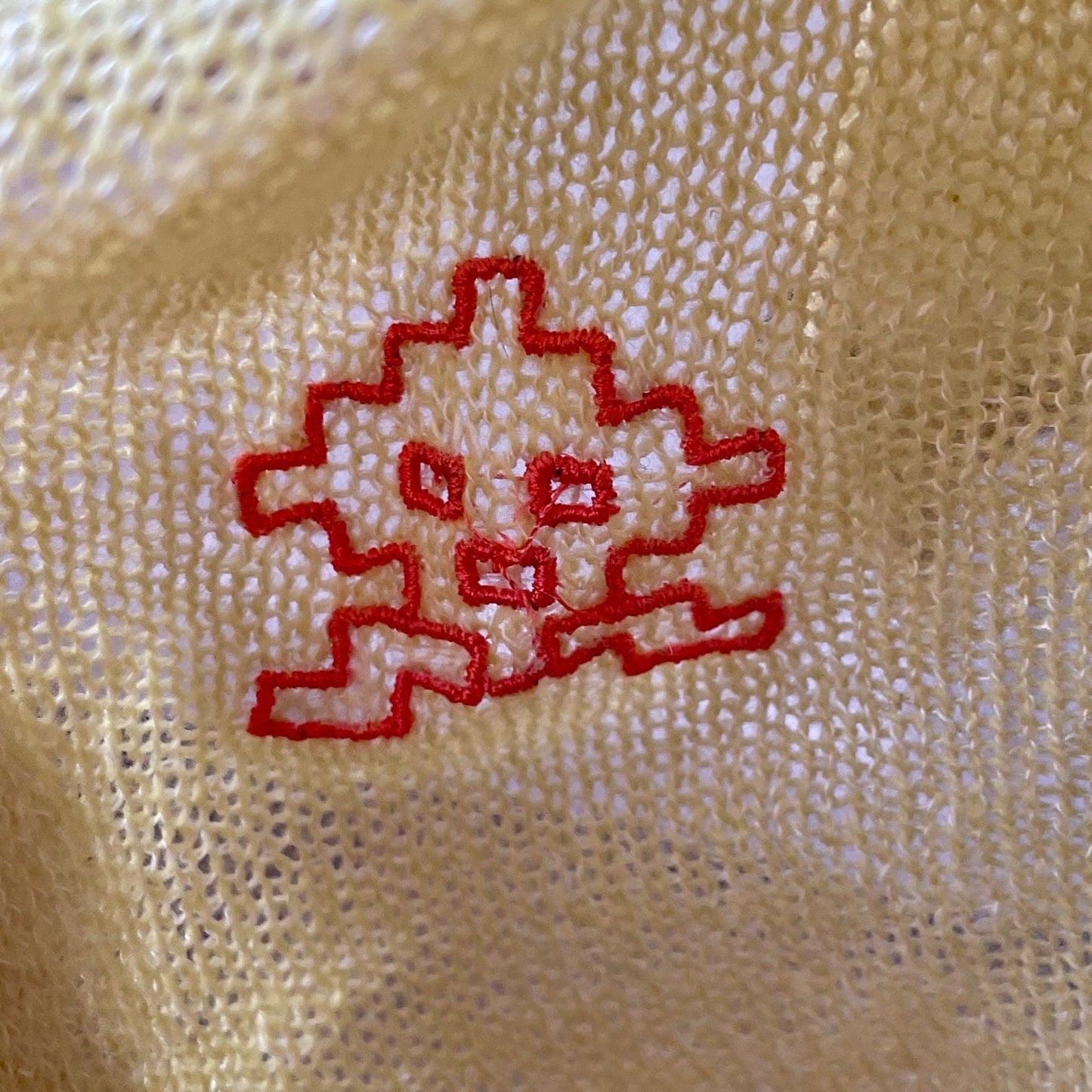 Etole jaune citron avec broderie space invader corail tricotée en France 58% cachemire 42% lin 200x60 cm
