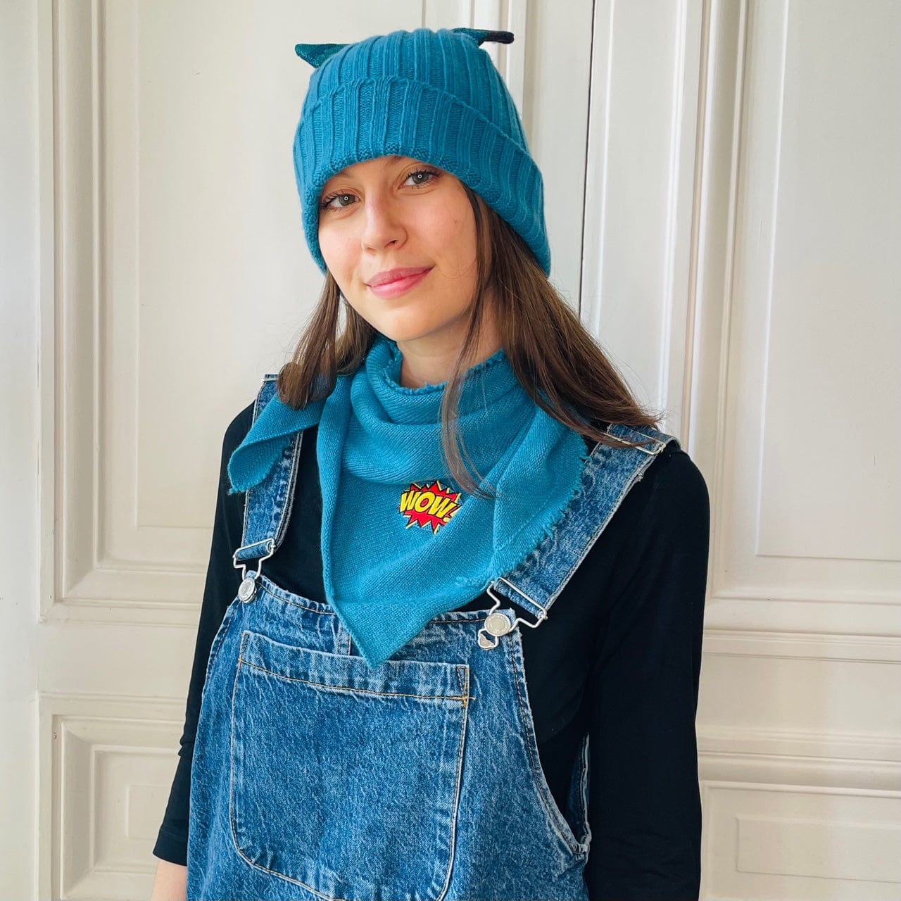 Triangle frangé bleu schtroumpf avec patch Wow tricoté en France 100% cachemire maille serrée