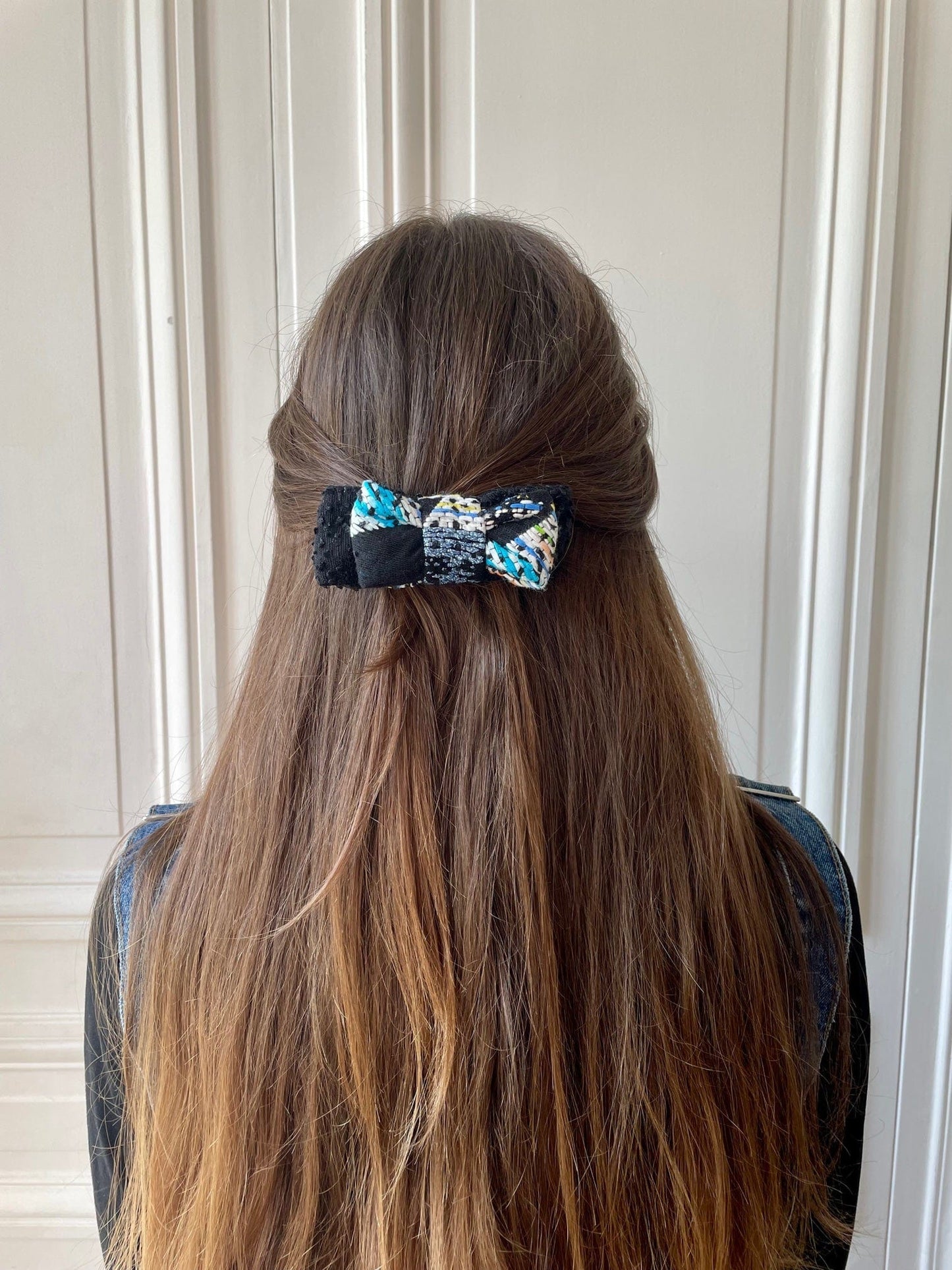 Barrette Evesome en tweed bleu, blanc, jaune, corail