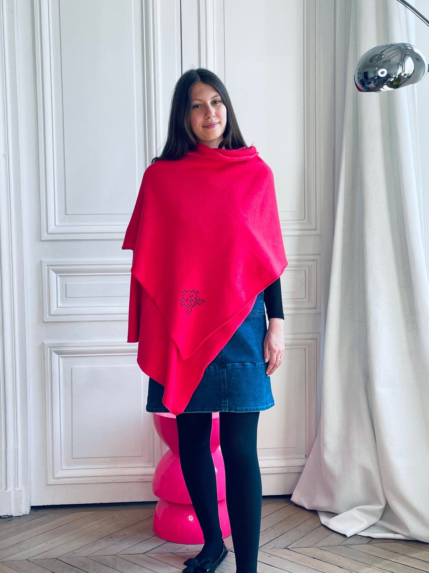 Etole rose fuschia tricotée en France avec broderie noire space invader 200x60 cm 100% cachemire maille serrée