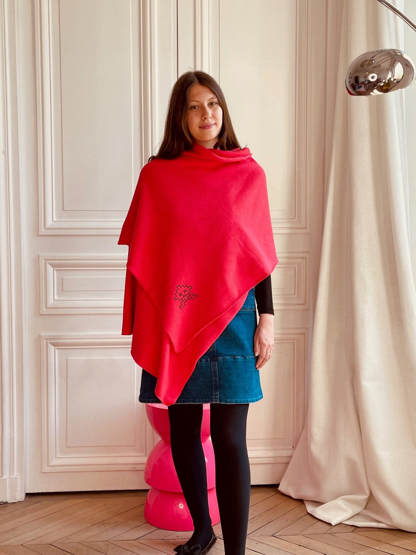 Etole rose fuschia tricotée en France avec broderie noire space invader 200x60 cm 100% cachemire maille serrée