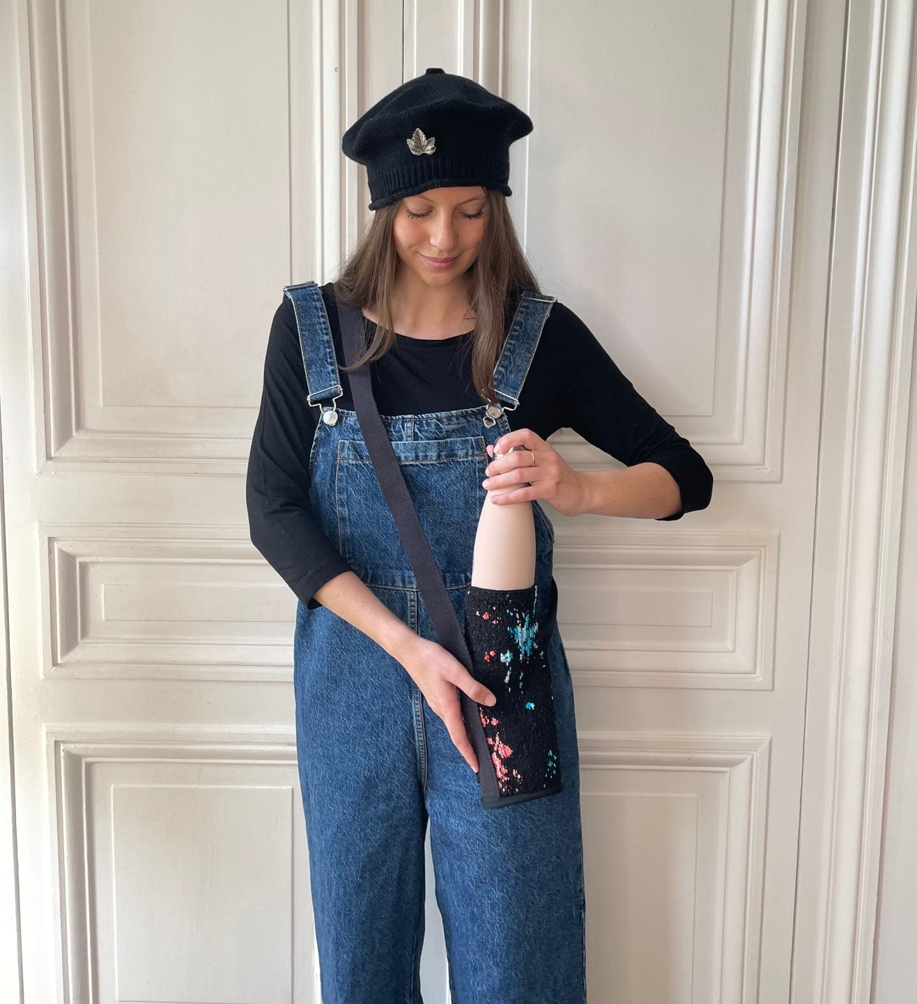 Béret bonnet noir tricoté en France 100% cachemire avec broche feuille argentée
