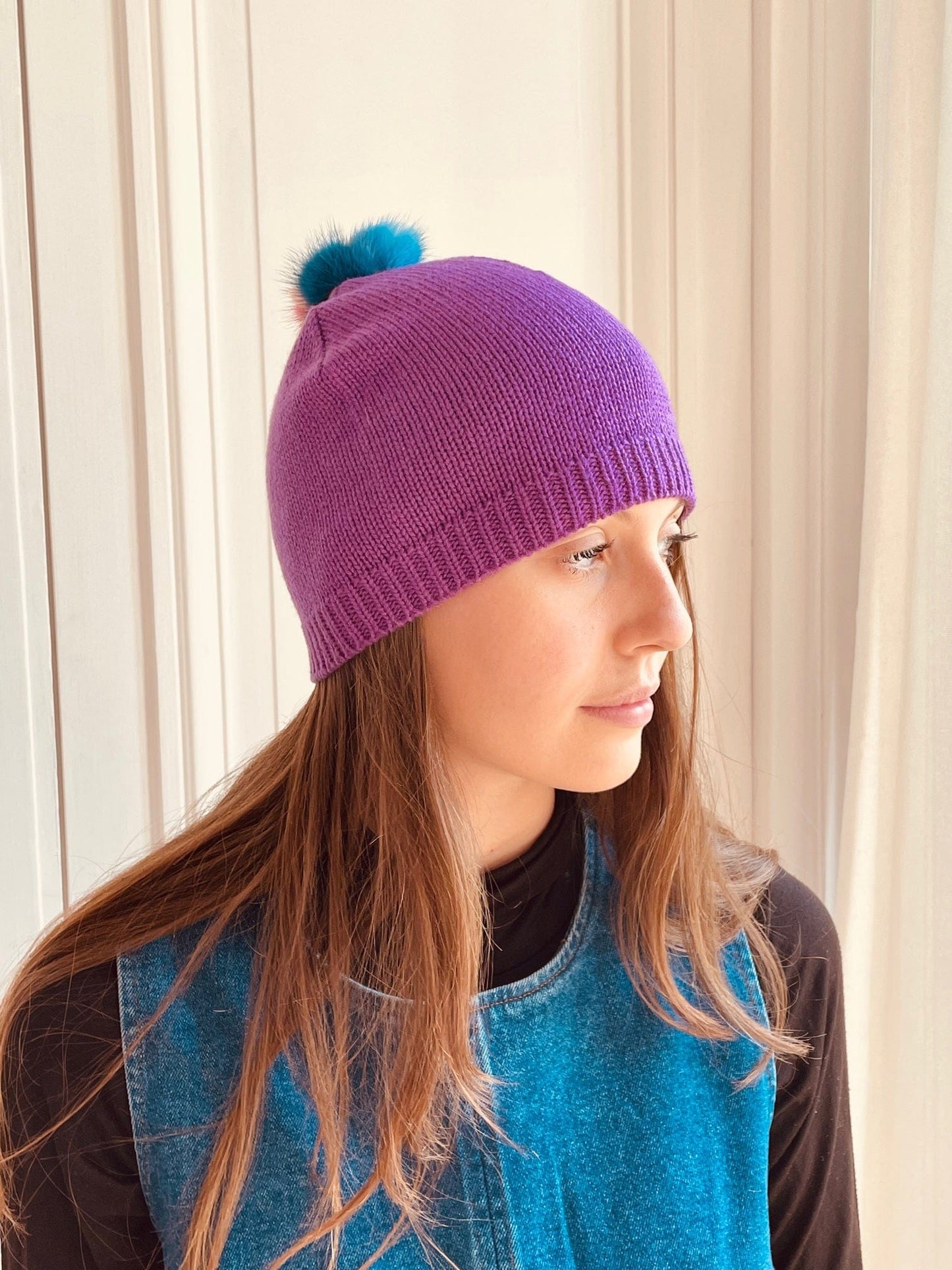 Bonnet lilas avec pompon arc-en-ciel tricoté en France avec pompon en fourrure arc-en-ciel