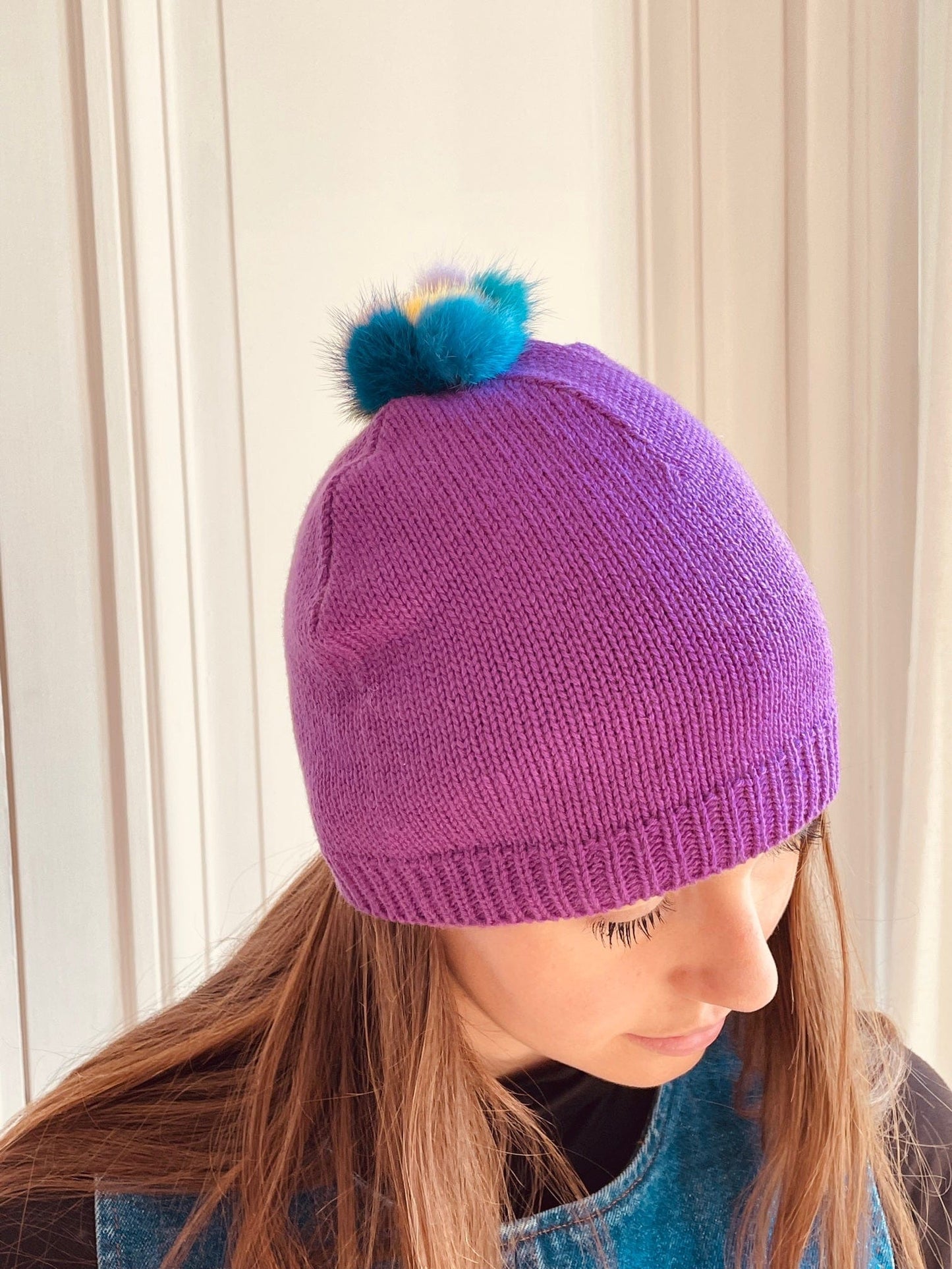 Bonnet lilas avec pompon arc-en-ciel tricoté en France avec pompon en fourrure arc-en-ciel