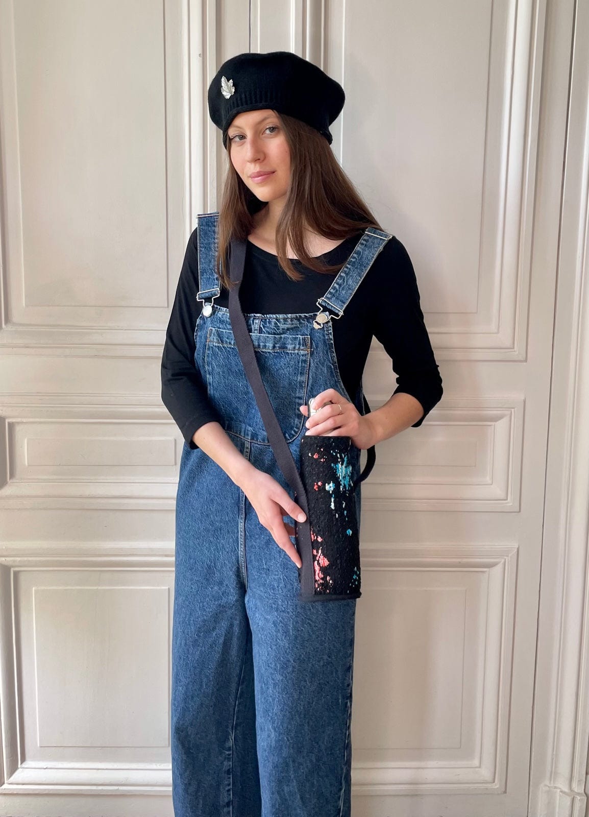 Béret bonnet noir tricoté en France 100% cachemire avec broche feuille argentée