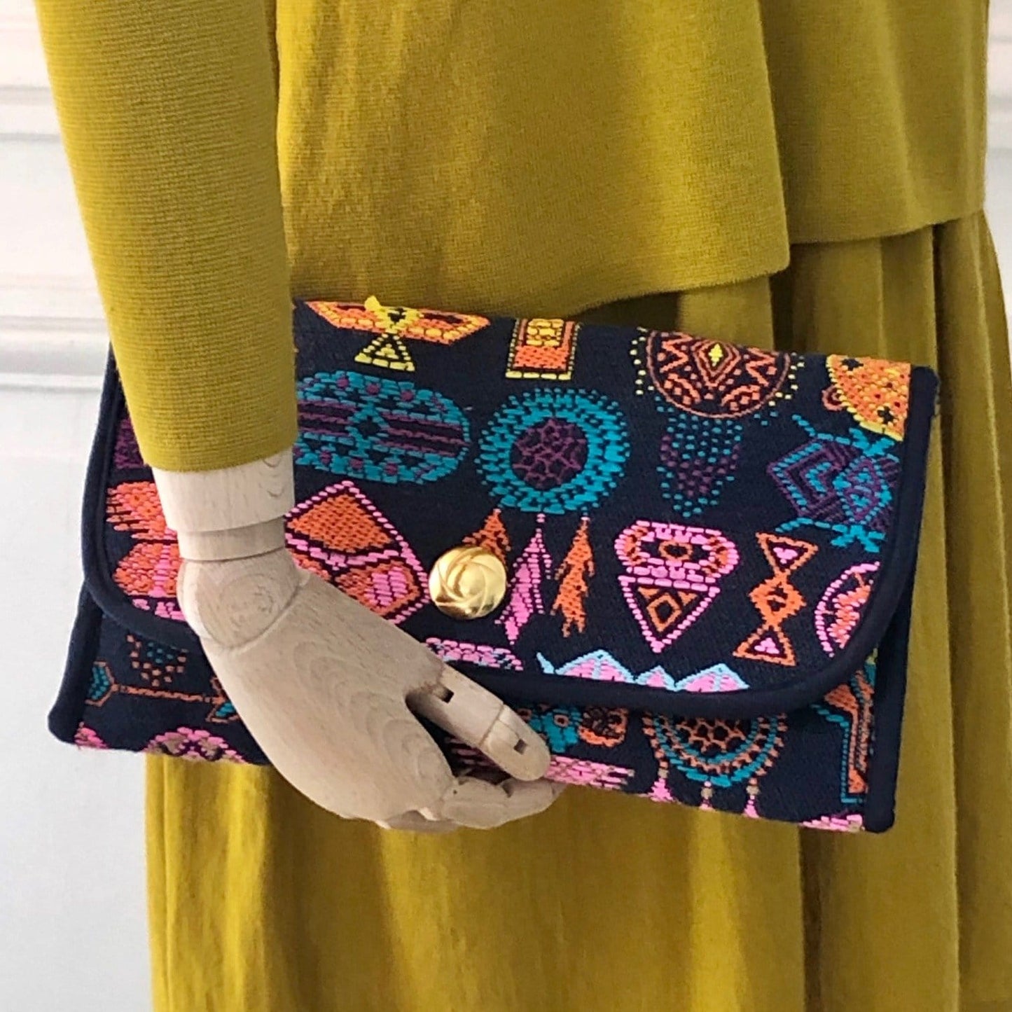 Pochette Alexandre en tweed bleu marine, orange, rose, turquoise et jaune tissé et fabriquée en France