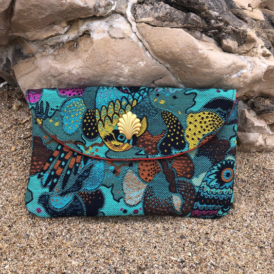 Pochette Louise en tweed turquoise rose, jaune et marine perroquets tissé et fabriquée en France
