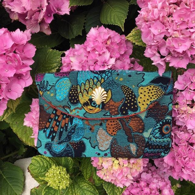 Pochette Louise en tweed turquoise rose, jaune et marine perroquets tissé et fabriquée en France