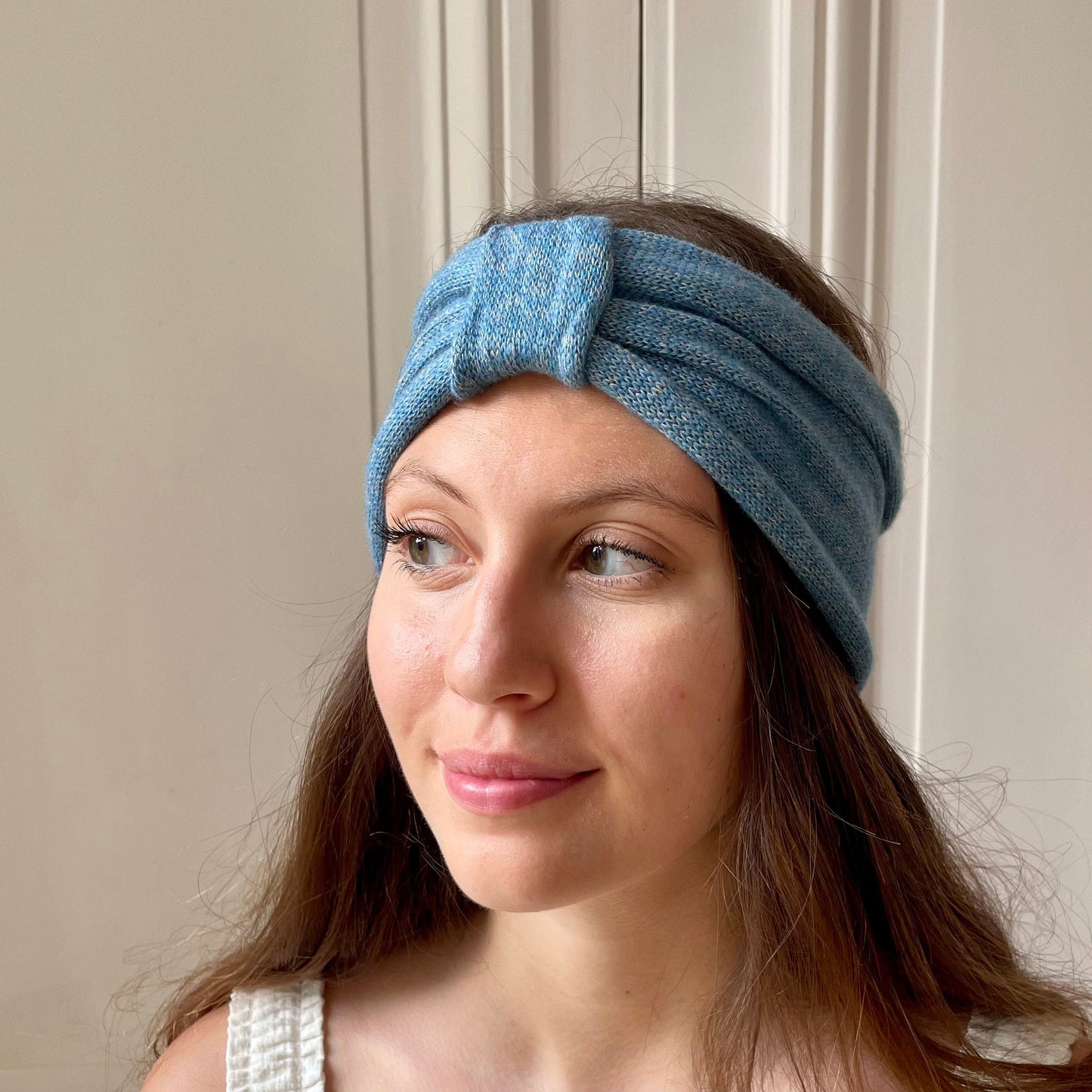 Bandeau bleu jean avec broderie Amazing tricoté en France 58% cachemire 42% lin