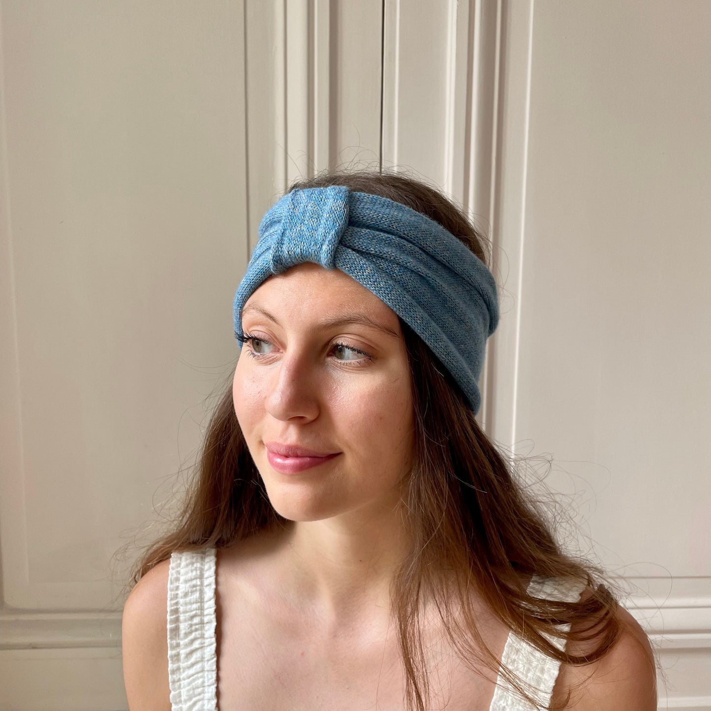 Bandeau bleu jean avec broderie Amazing tricoté en France 58% cachemire 42% lin