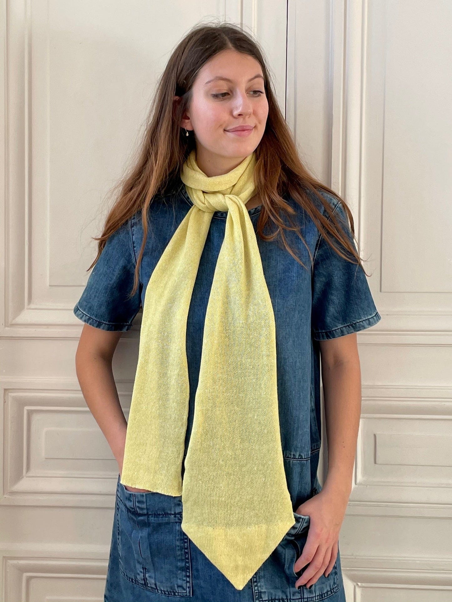 Echarpe à bout cravate jaune soleil tricotée en France 58% cachemire 42% lin
