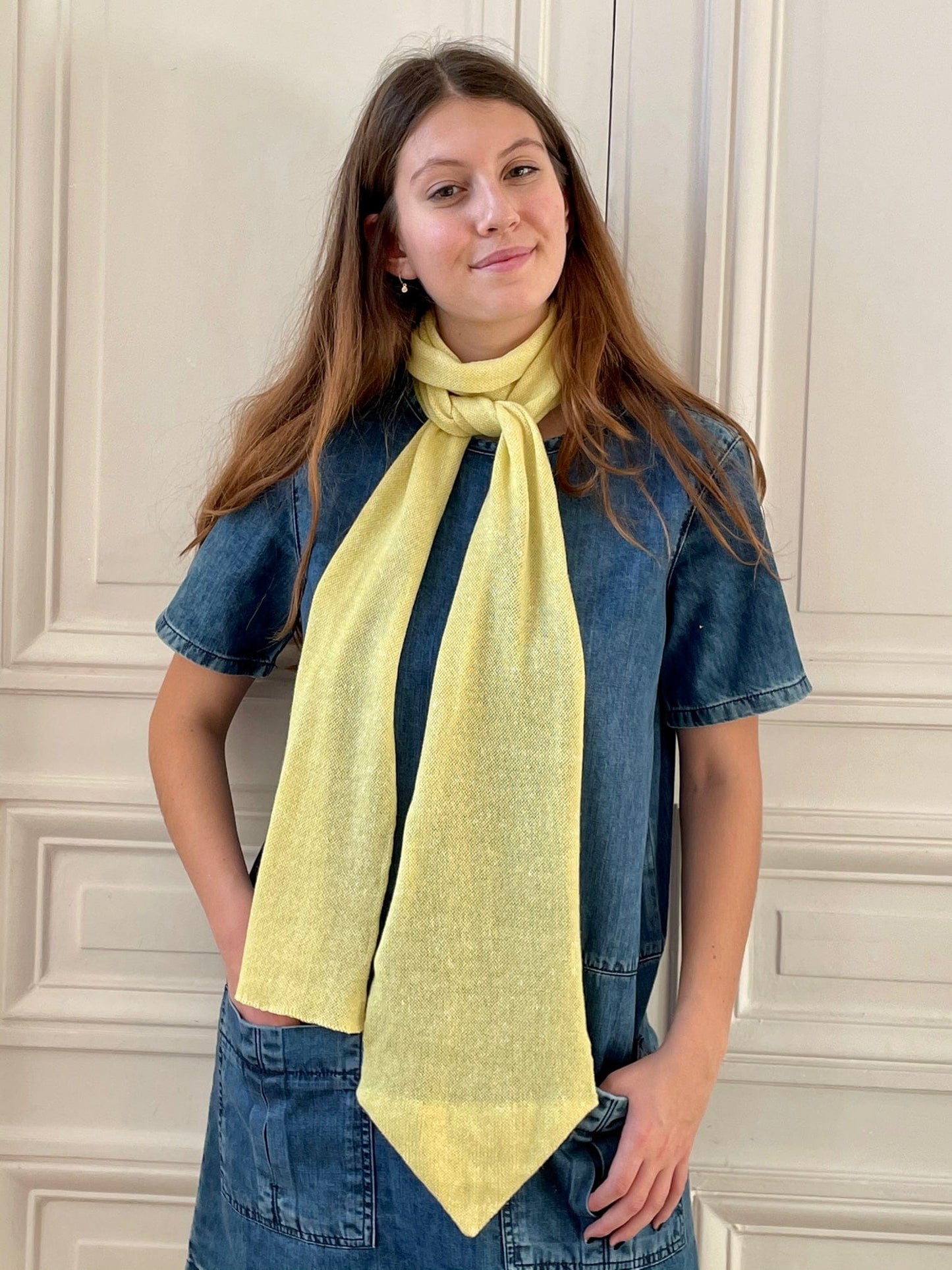 Echarpe à bout cravate jaune soleil tricotée en France 58% cachemire 42% lin