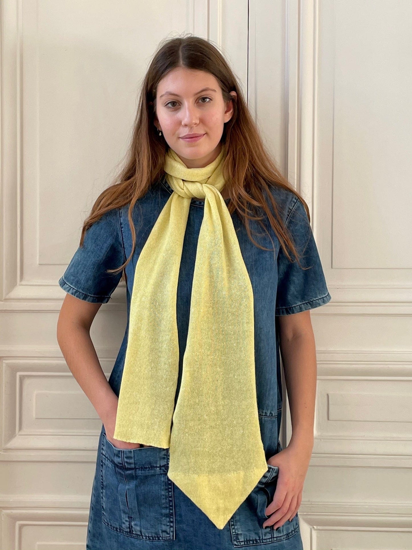 Echarpe à bout cravate jaune soleil tricotée en France 58% cachemire 42% lin