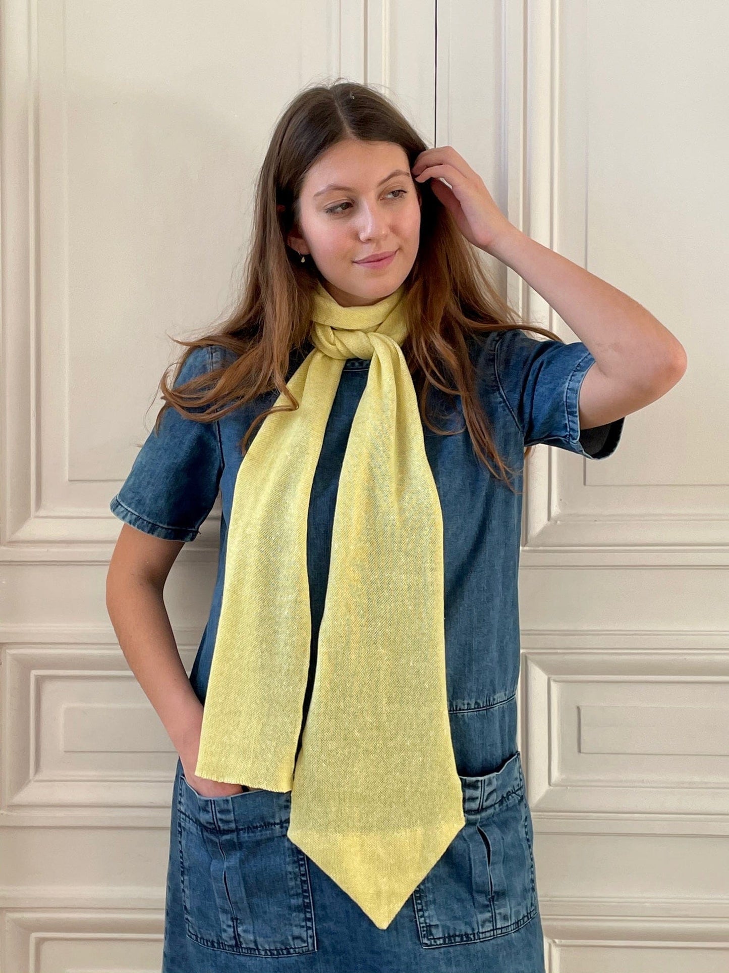 Echarpe à bout cravate jaune soleil tricotée en France 58% cachemire 42% lin