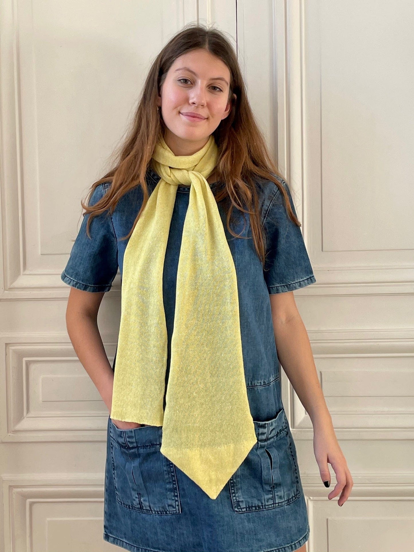 Echarpe à bout cravate jaune soleil tricotée en France 58% cachemire 42% lin