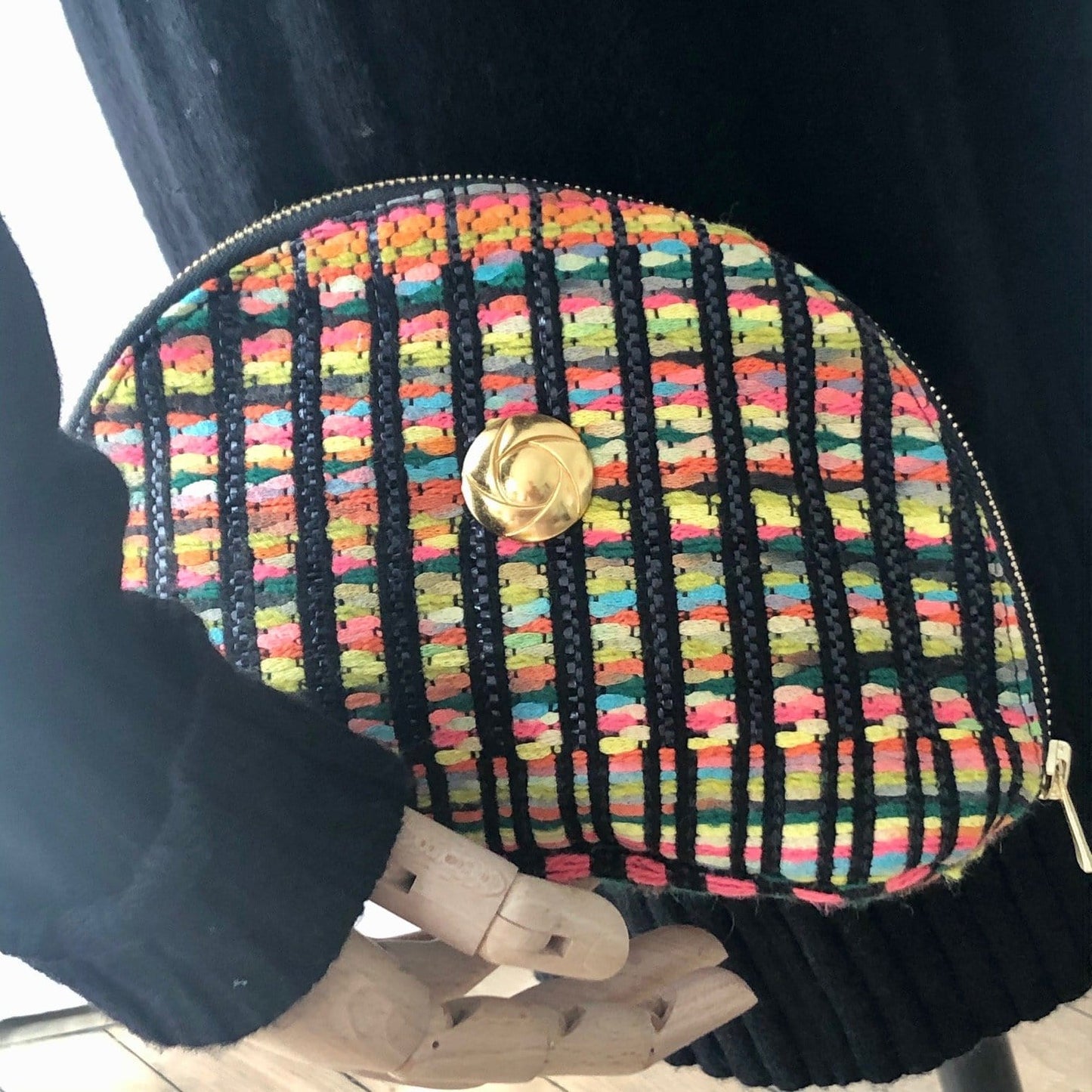 Pochette Sam en tweed rose, jaune, turquoise, orange, vert et noir tissé et fabriquée en France