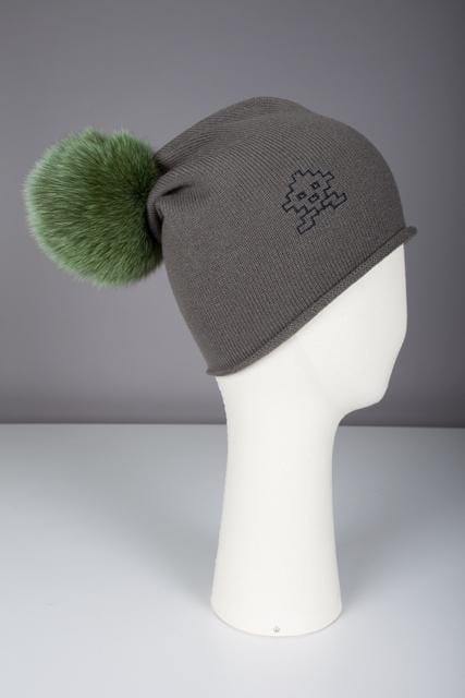 Bonnet de surfer avec pompon en fourrure Evesome maille serrée 100% cachemire - Surfer's hat with fur pompom Evesome tight mesh 100% cashmere