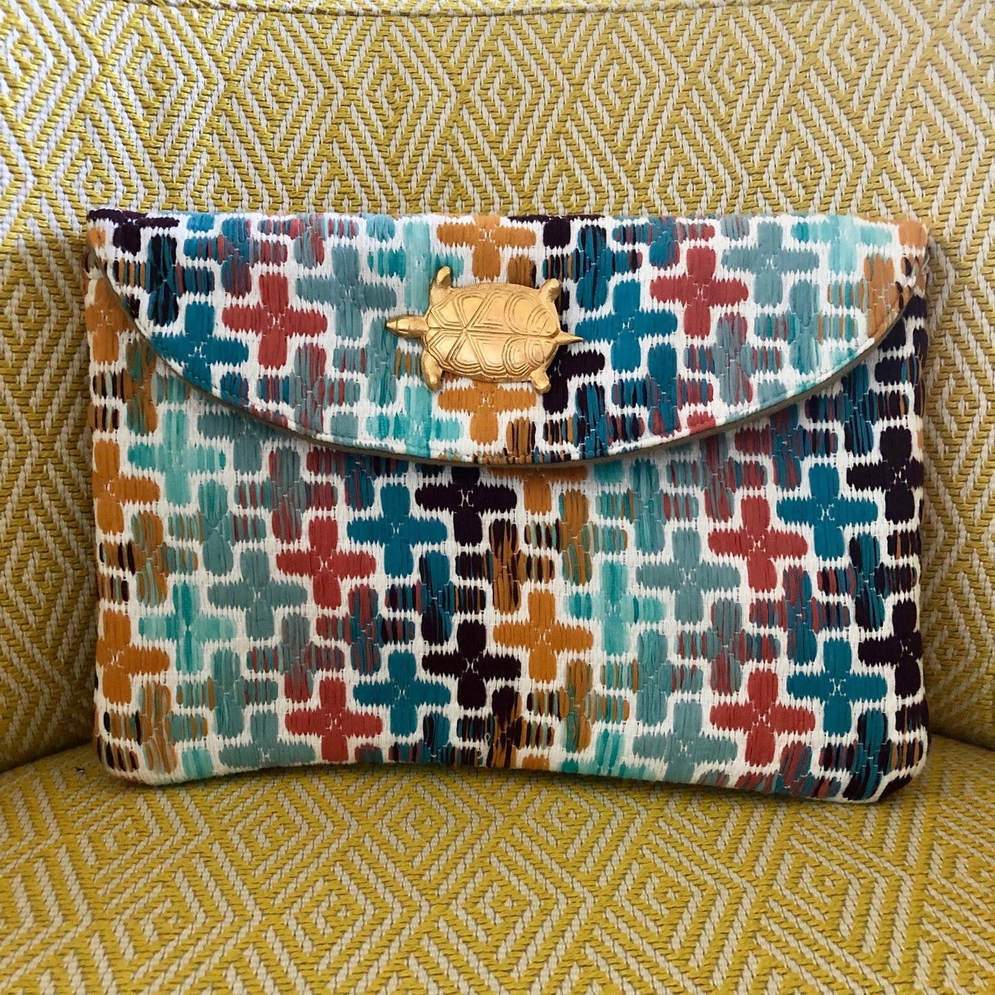 Pochette Louise en tweed jaune moutarde, marron, bleu, vert d'eau et corail tissé et fabriquée en France