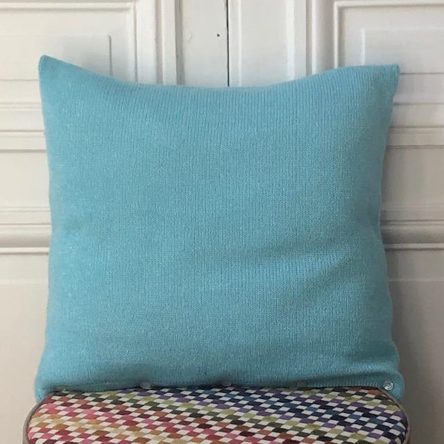 Coussin 50x50cm bleu ciel tricoté en France 58% cachemire 42% lin