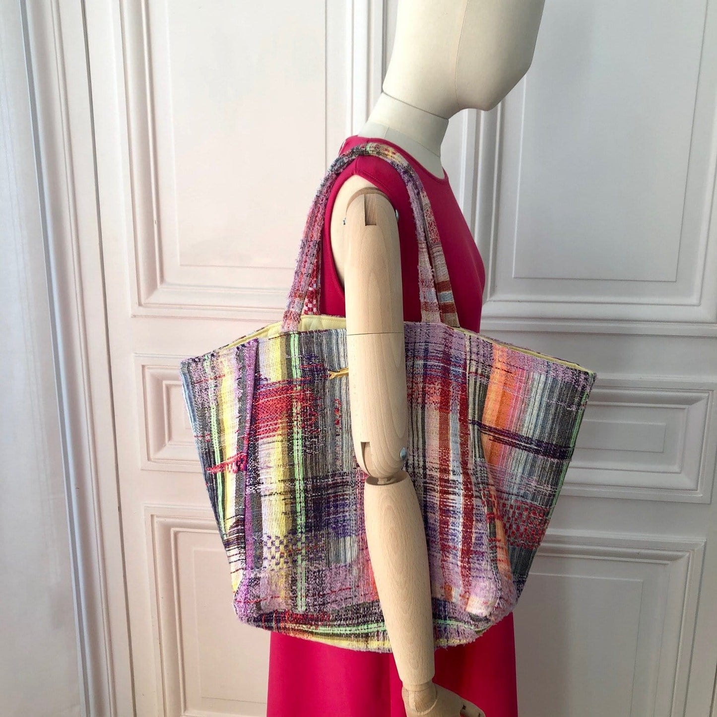 Sac Sébastien en tweed rose tendre, rose vif, rouge, noir, lilas et orange tissé et fabriqué en France